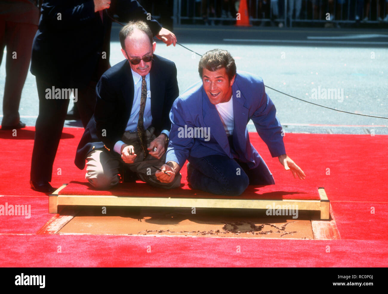 HOLLYWOOD, CA - 23. August: Schauspieler Mel Gibson legt seine Hand- und Fuß-Drucke in Zement am 23. August 1993 im Mann's Chinese Theatre in Hollywood, Kalifornien. Foto von Barry King/Alamy Stock Foto Stockfoto