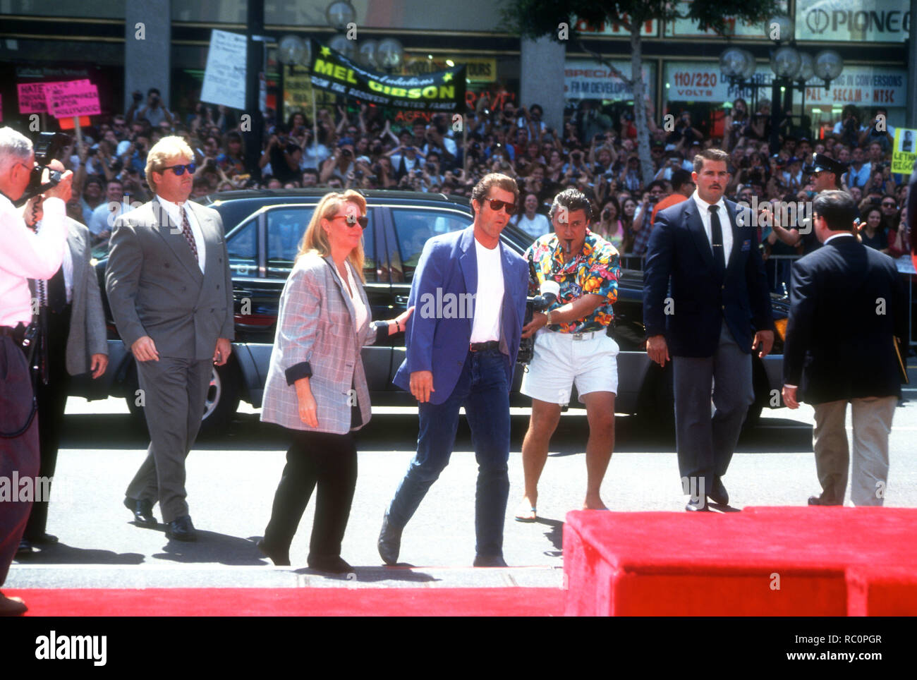 HOLLYWOOD, CA - 23. August: Schauspieler Mel Gibson legt seine Hand- und Fuß-Drucke in Zement am 23. August 1993 im Mann's Chinese Theatre in Hollywood, Kalifornien. Foto von Barry King/Alamy Stock Foto Stockfoto