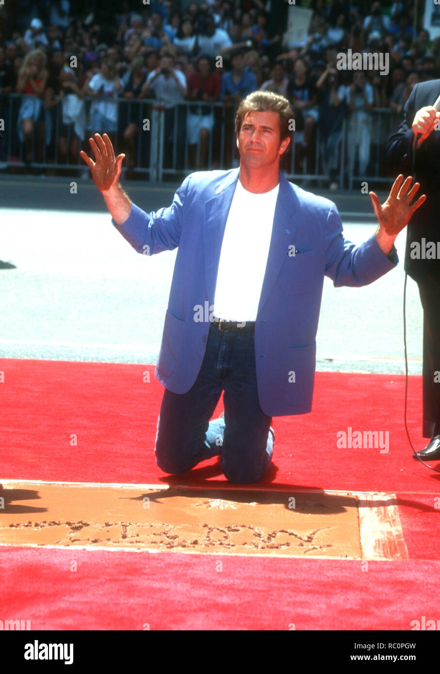 HOLLYWOOD, CA - 23. August: Schauspieler Mel Gibson legt seine Hand- und Fuß-Drucke in Zement am 23. August 1993 im Mann's Chinese Theatre in Hollywood, Kalifornien. Foto von Barry King/Alamy Stock Foto Stockfoto