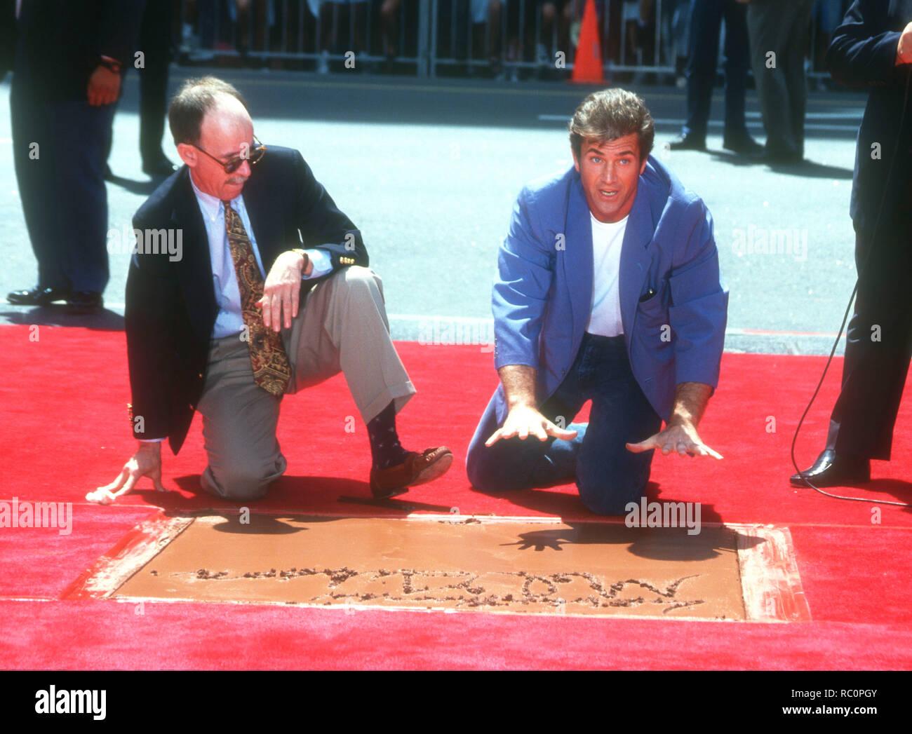 HOLLYWOOD, CA - 23. August: Schauspieler Mel Gibson legt seine Hand- und Fuß-Drucke in Zement am 23. August 1993 im Mann's Chinese Theatre in Hollywood, Kalifornien. Foto von Barry King/Alamy Stock Foto Stockfoto