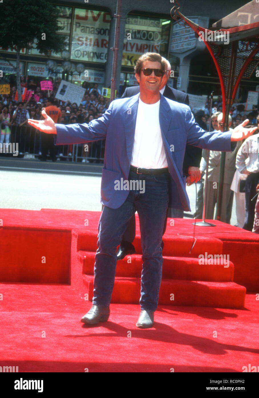 HOLLYWOOD, CA - 23. August: Schauspieler Mel Gibson legt seine Hand- und Fuß-Drucke in Zement am 23. August 1993 im Mann's Chinese Theatre in Hollywood, Kalifornien. Foto von Barry King/Alamy Stock Foto Stockfoto