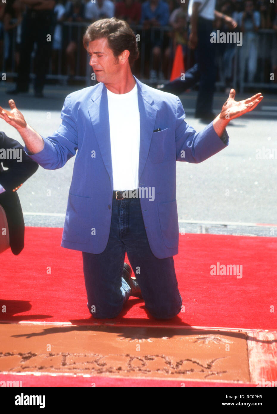 HOLLYWOOD, CA - 23. August: Schauspieler Mel Gibson legt seine Hand- und Fuß-Drucke in Zement am 23. August 1993 im Mann's Chinese Theatre in Hollywood, Kalifornien. Foto von Barry King/Alamy Stock Foto Stockfoto