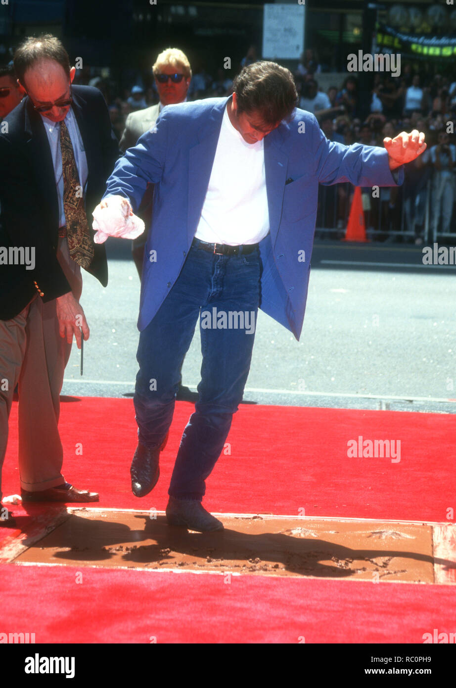 HOLLYWOOD, CA - 23. August: Schauspieler Mel Gibson legt seine Hand- und Fuß-Drucke in Zement am 23. August 1993 im Mann's Chinese Theatre in Hollywood, Kalifornien. Foto von Barry King/Alamy Stock Foto Stockfoto