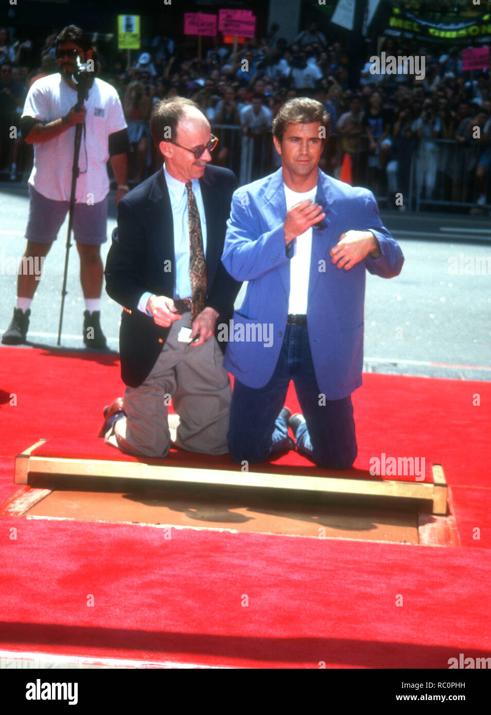 HOLLYWOOD, CA - 23. August: Schauspieler Mel Gibson legt seine Hand- und Fuß-Drucke in Zement am 23. August 1993 im Mann's Chinese Theatre in Hollywood, Kalifornien. Foto von Barry King/Alamy Stock Foto Stockfoto