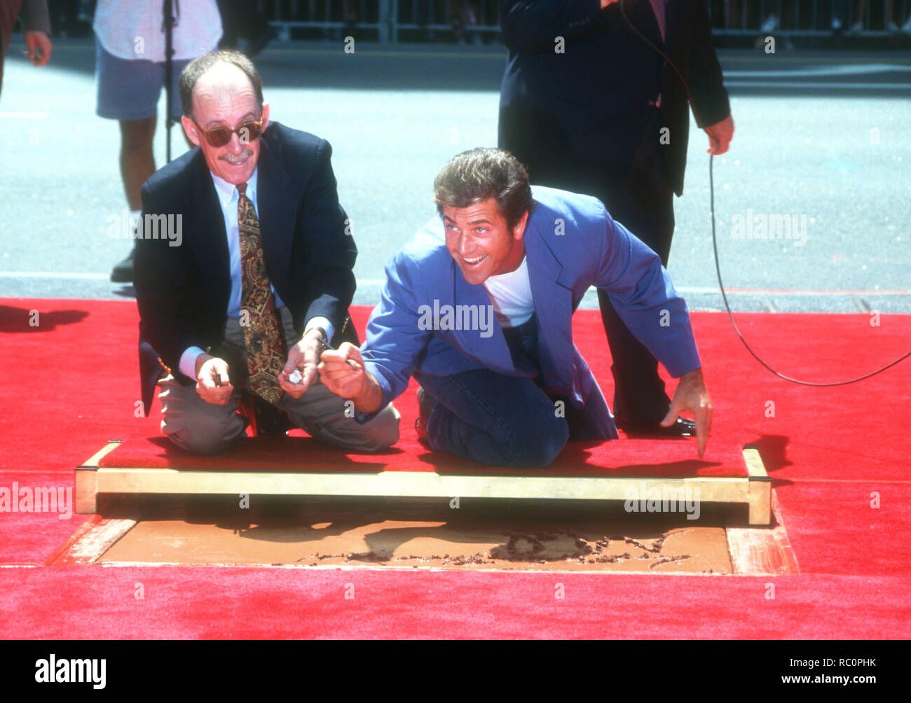 HOLLYWOOD, CA - 23. August: Schauspieler Mel Gibson legt seine Hand- und Fuß-Drucke in Zement am 23. August 1993 im Mann's Chinese Theatre in Hollywood, Kalifornien. Foto von Barry King/Alamy Stock Foto Stockfoto
