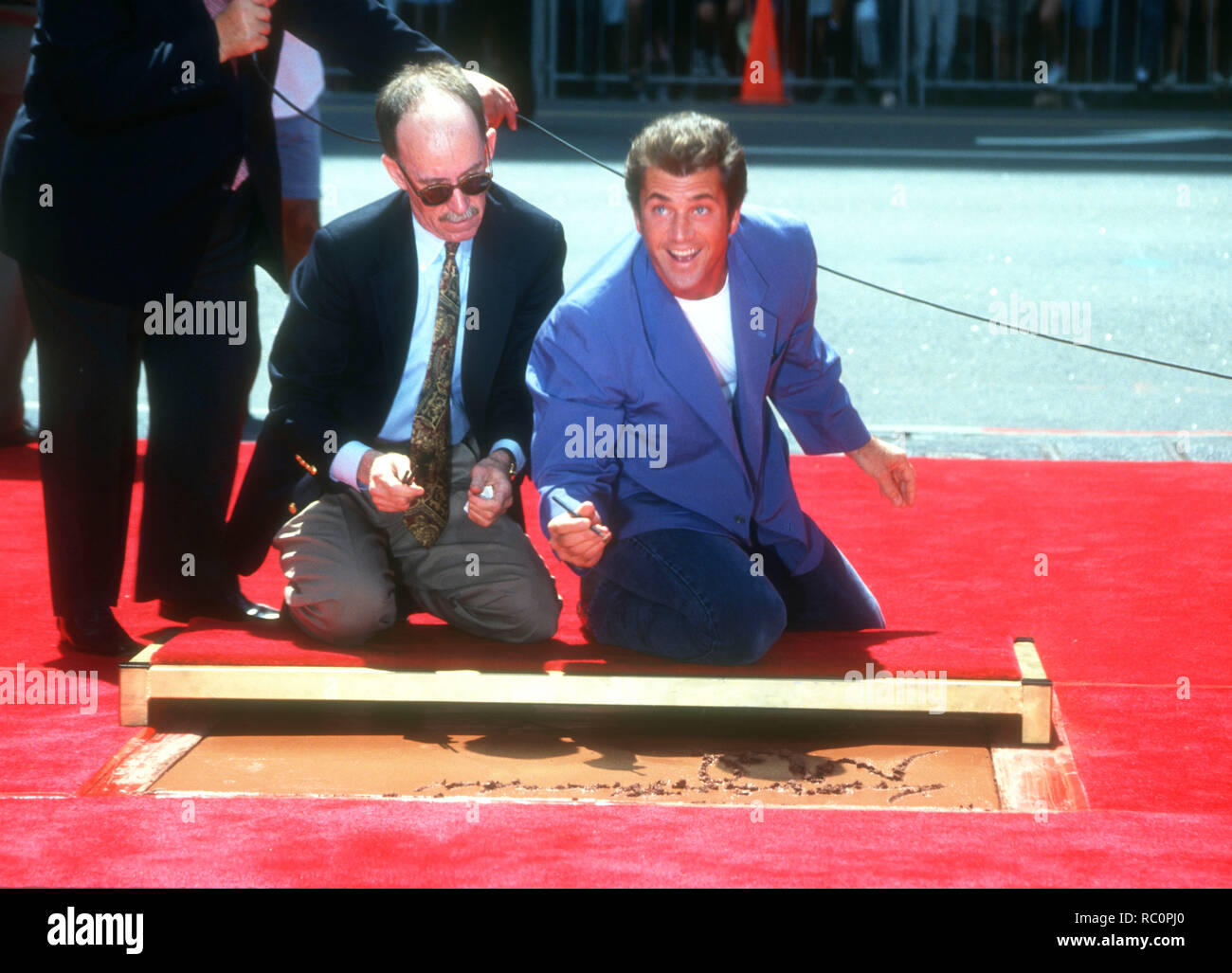 HOLLYWOOD, CA - 23. August: Schauspieler Mel Gibson legt seine Hand- und Fuß-Drucke in Zement am 23. August 1993 im Mann's Chinese Theatre in Hollywood, Kalifornien. Foto von Barry King/Alamy Stock Foto Stockfoto
