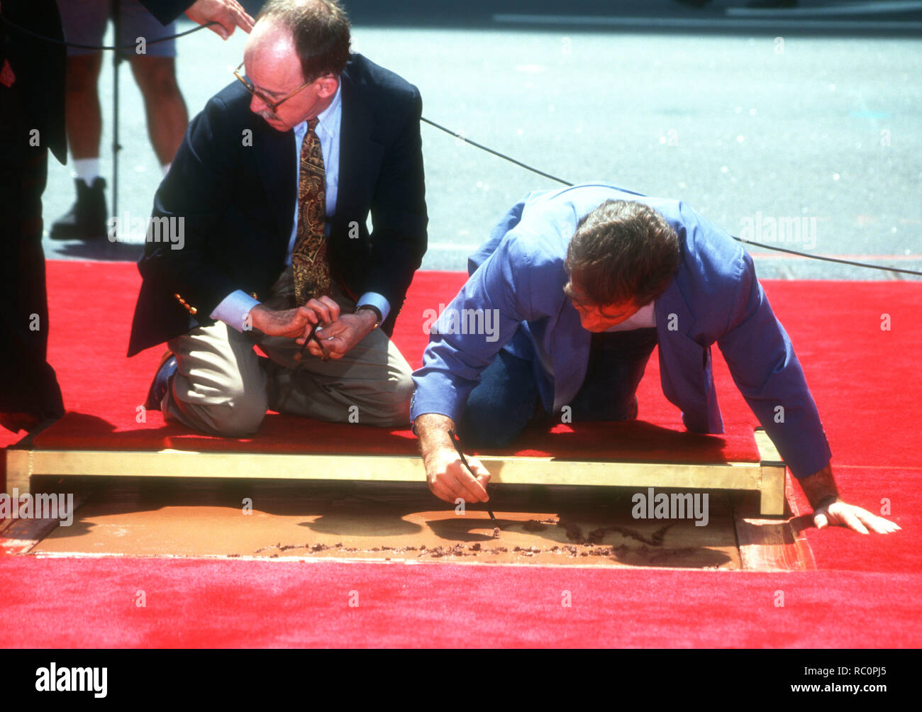 HOLLYWOOD, CA - 23. August: Schauspieler Mel Gibson legt seine Hand- und Fuß-Drucke in Zement am 23. August 1993 im Mann's Chinese Theatre in Hollywood, Kalifornien. Foto von Barry King/Alamy Stock Foto Stockfoto