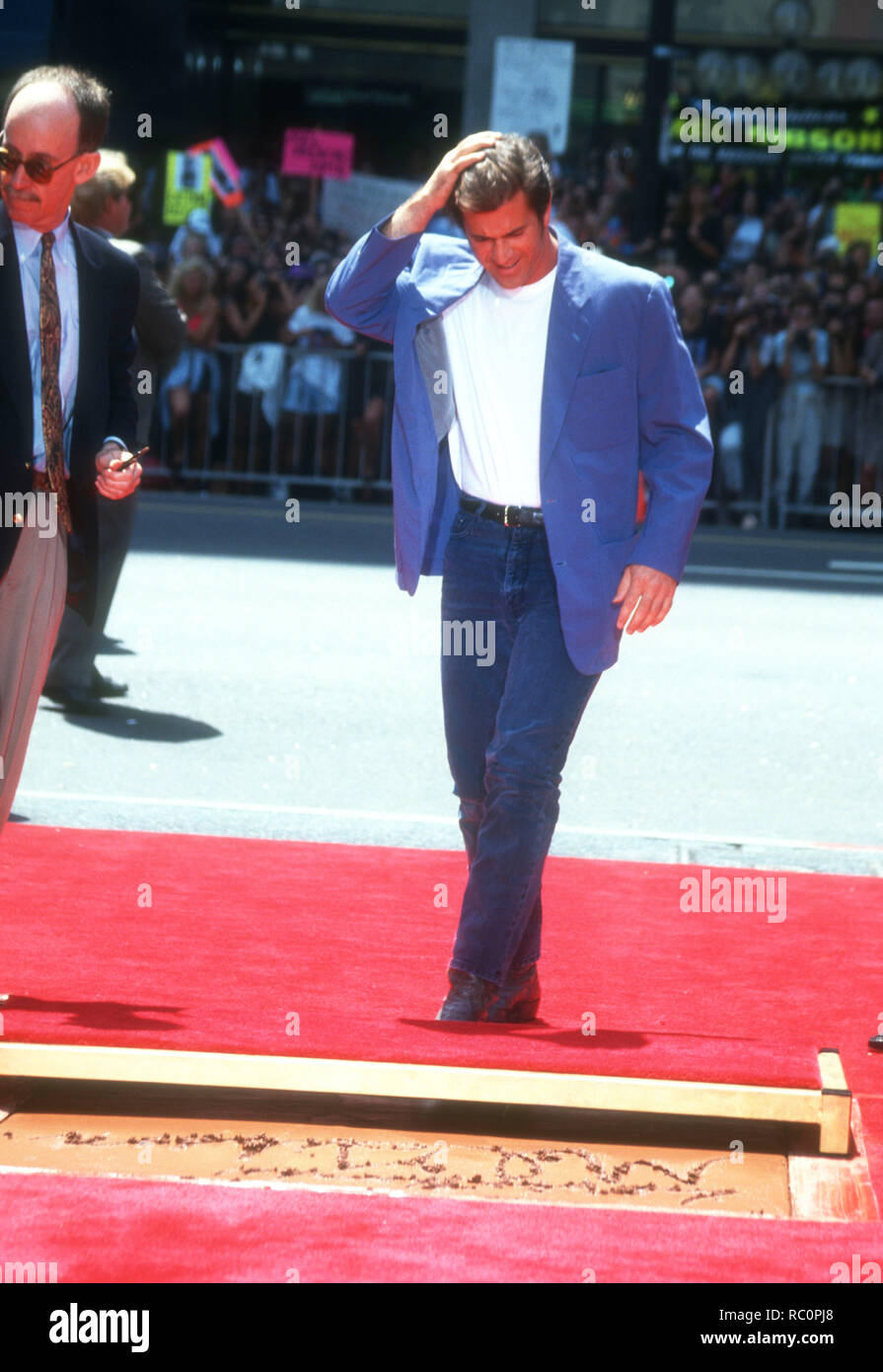 HOLLYWOOD, CA - 23. August: Schauspieler Mel Gibson legt seine Hand- und Fuß-Drucke in Zement am 23. August 1993 im Mann's Chinese Theatre in Hollywood, Kalifornien. Foto von Barry King/Alamy Stock Foto Stockfoto