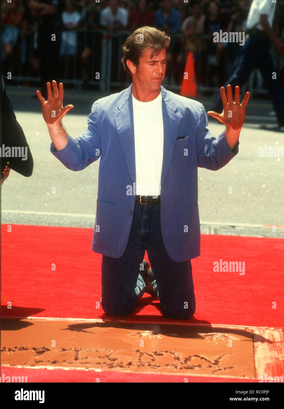 HOLLYWOOD, CA - 23. August: Schauspieler Mel Gibson legt seine Hand- und Fuß-Drucke in Zement am 23. August 1993 im Mann's Chinese Theatre in Hollywood, Kalifornien. Foto von Barry King/Alamy Stock Foto Stockfoto