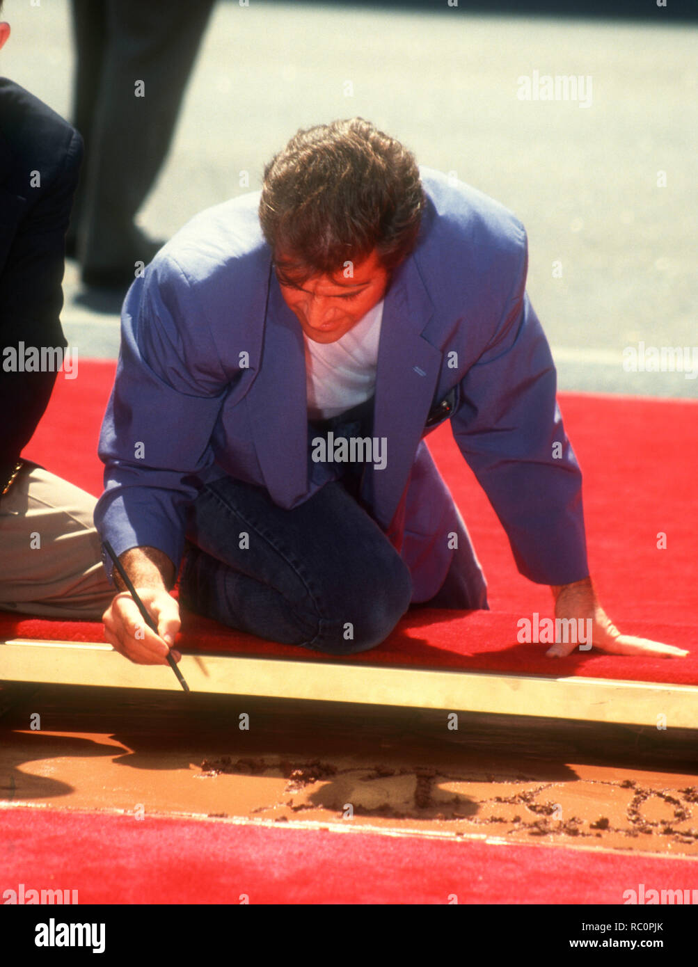HOLLYWOOD, CA - 23. August: Schauspieler Mel Gibson legt seine Hand- und Fuß-Drucke in Zement am 23. August 1993 im Mann's Chinese Theatre in Hollywood, Kalifornien. Foto von Barry King/Alamy Stock Foto Stockfoto