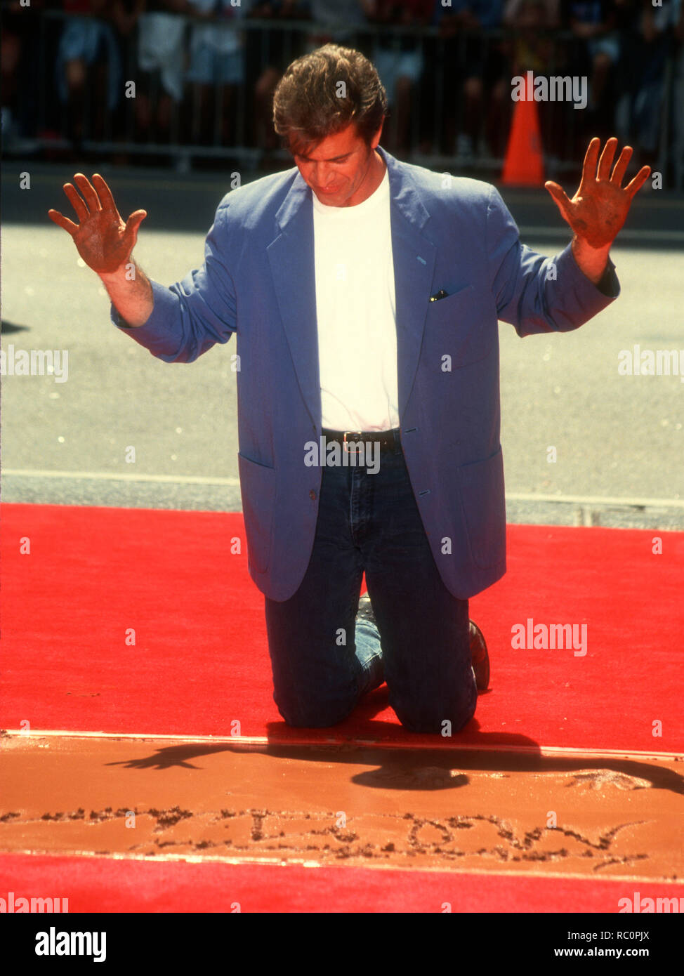 HOLLYWOOD, CA - 23. August: Schauspieler Mel Gibson legt seine Hand- und Fuß-Drucke in Zement am 23. August 1993 im Mann's Chinese Theatre in Hollywood, Kalifornien. Foto von Barry King/Alamy Stock Foto Stockfoto