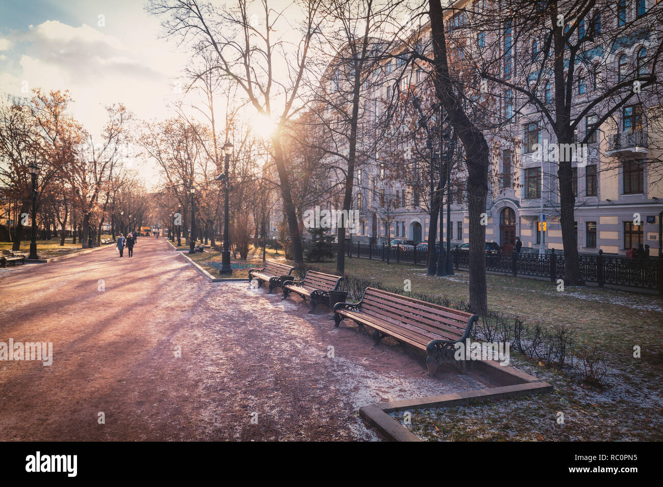 Gogol Boulevard - Walking Street im Zentrum von Moskau im frühen Winter an einem sonnigen Tag Stockfoto