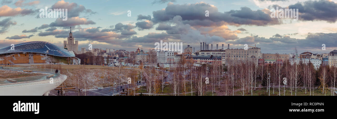 Panorama der Moskauer Innenstadt mit Birken im Park und alte Gebäude im Hintergrund im frühen Winter saison Stockfoto