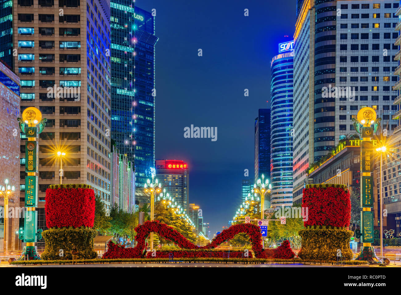 CHENGDU, CHINA - 25. SEPTEMBER: Downtown City Gebäude bei Nacht auf der Straße in der Nähe von Renmind Tianfu Square am 25. September 2018 in Chengdu Stockfoto