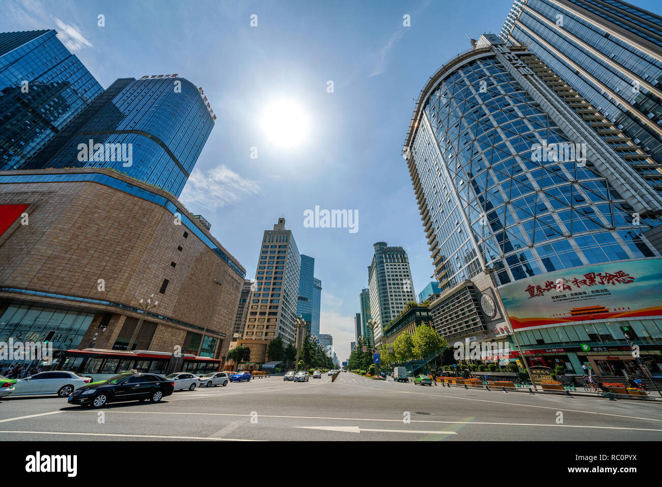 CHENGDU, CHINA - 28. SEPTEMBER: Moderne Stadt bauten auf Renmin Road in der Nähe von Tianfu Square in der Innenstadt am 28. September 2018 in Chengdu Stockfoto