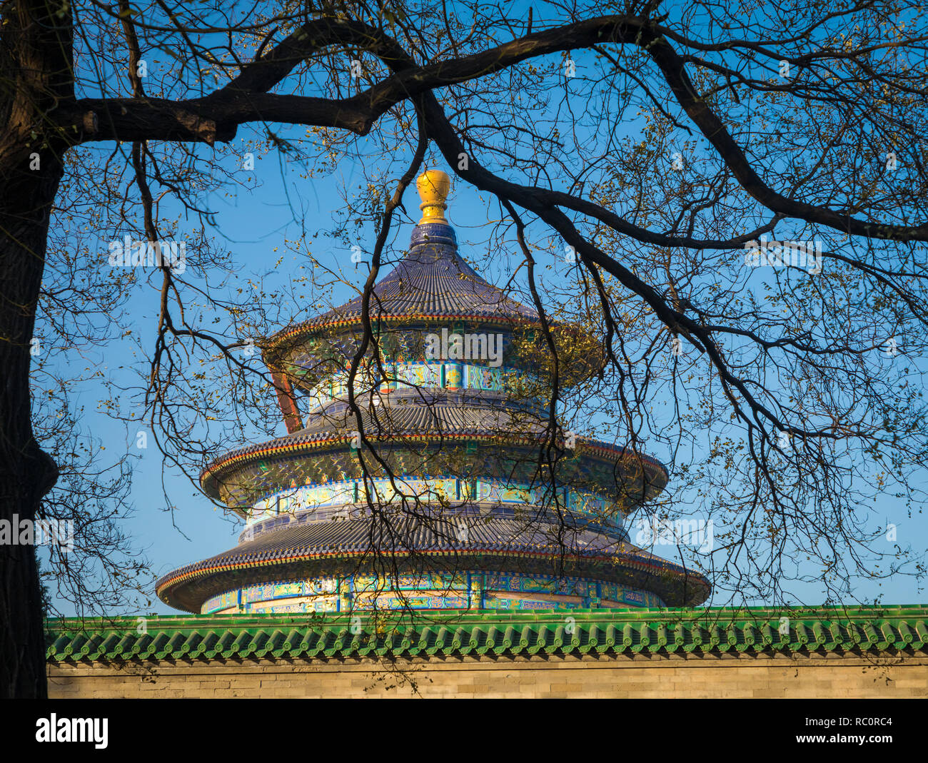 Der Tempel des Himmels (Chinesisch: 天壇) ist eine imperiale Komplex von religiösen Gebäuden im südöstlichen Teil des Pekinger Zentrum entfernt. Der Komplex wurde Stockfoto