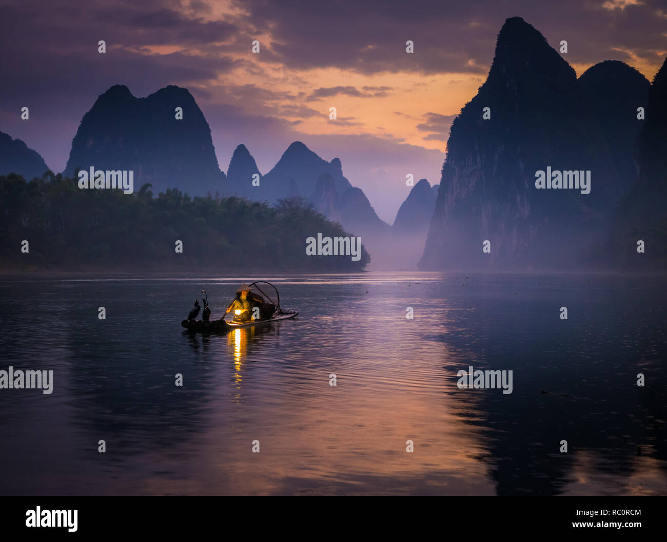 Kormoran Fischer und seine Vögel auf dem Li-fluss in Guilin, Guangxi, China Stockfoto