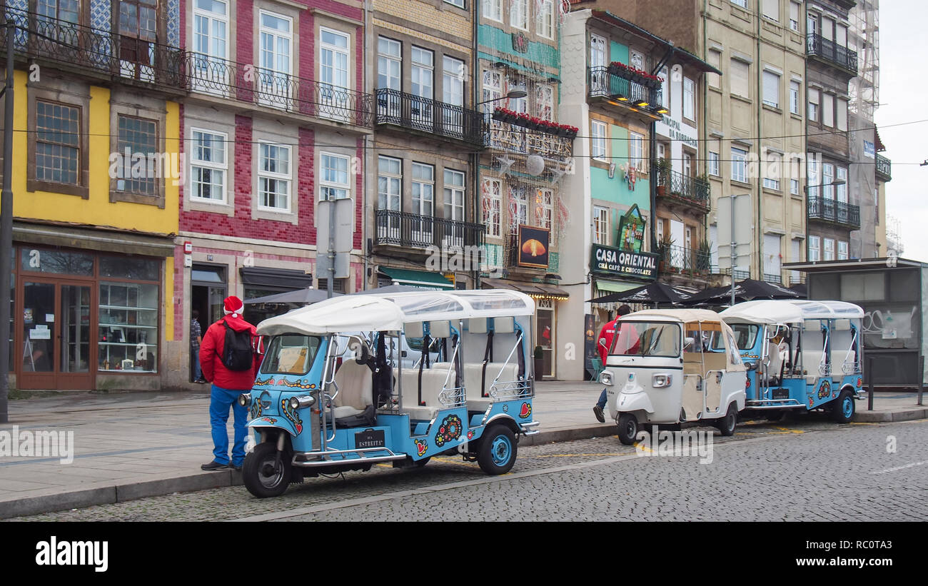PORTO, PORTUGAL - Dezember 16, 2016: Auto-rikscha (Tuk-tuk, remorque) auf den Straßen der Stadt Stockfoto