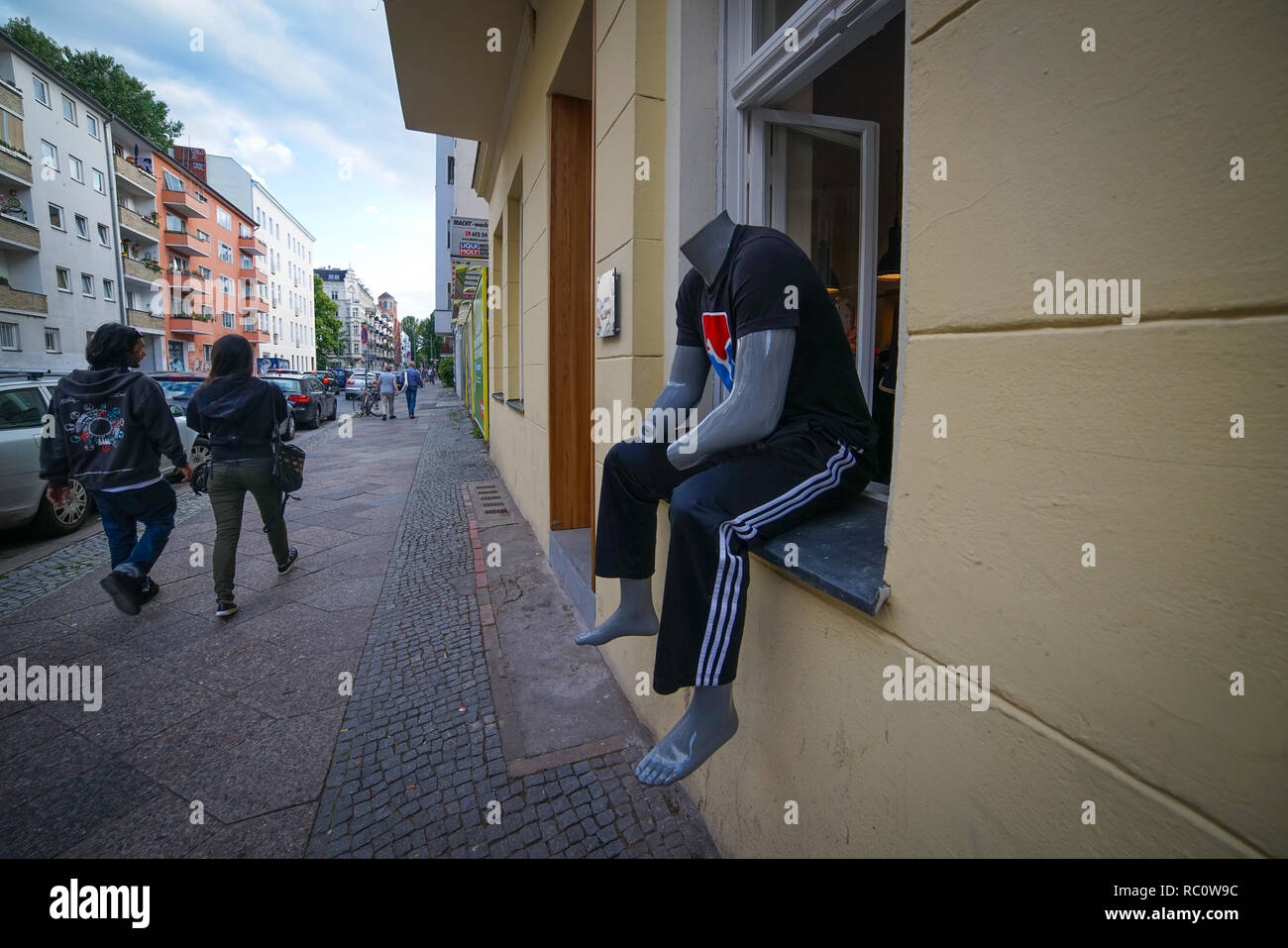 Kopfloses Schaufensterpuppe im Schaufenster, Friedrichshain, Berlin, Deutschland, verspielte Einzelhandelspräsentation, die den kreativen Geist des Bezirks widerspiegelt Stockfoto