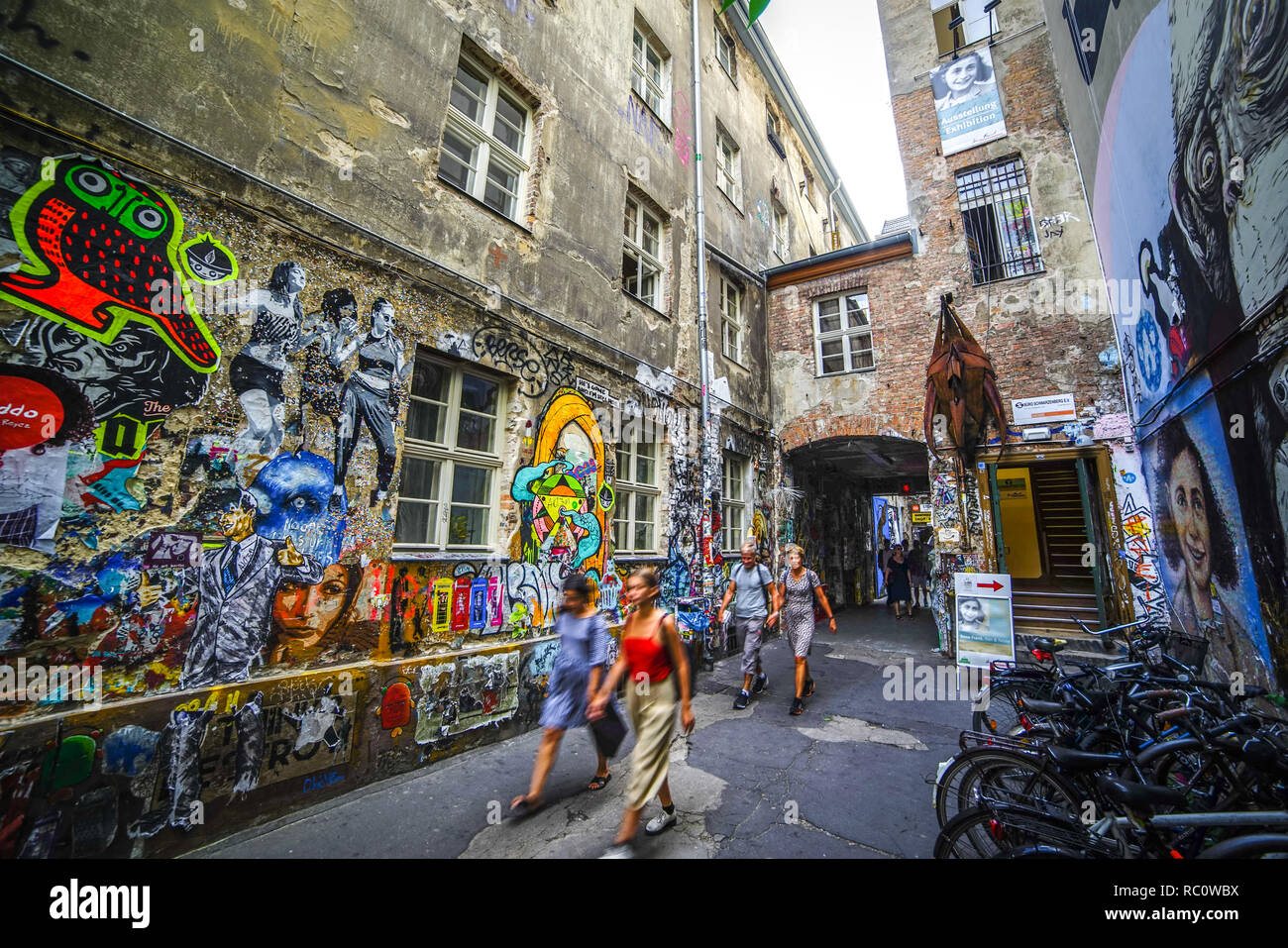 Haus Schwarzenberg Straßenkunsthof, Denkmalschutz der ehemaligen DDR-Wohnverhältnisse, Berlin-Mitte, Deutschland Stockfoto