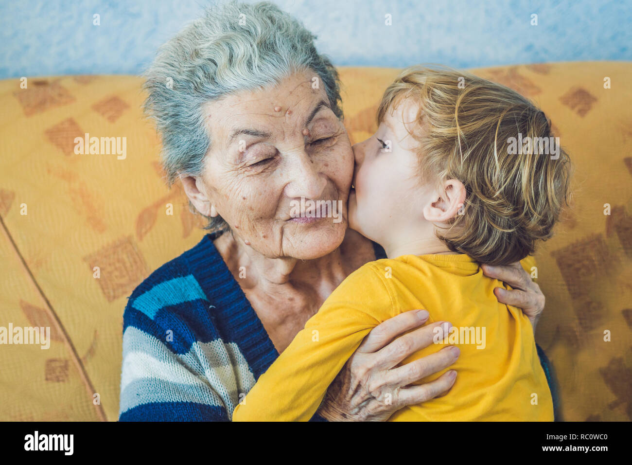 Portrait eines glücklichen jungen Küssen glücklich Großmutter zu Hause Stockfoto