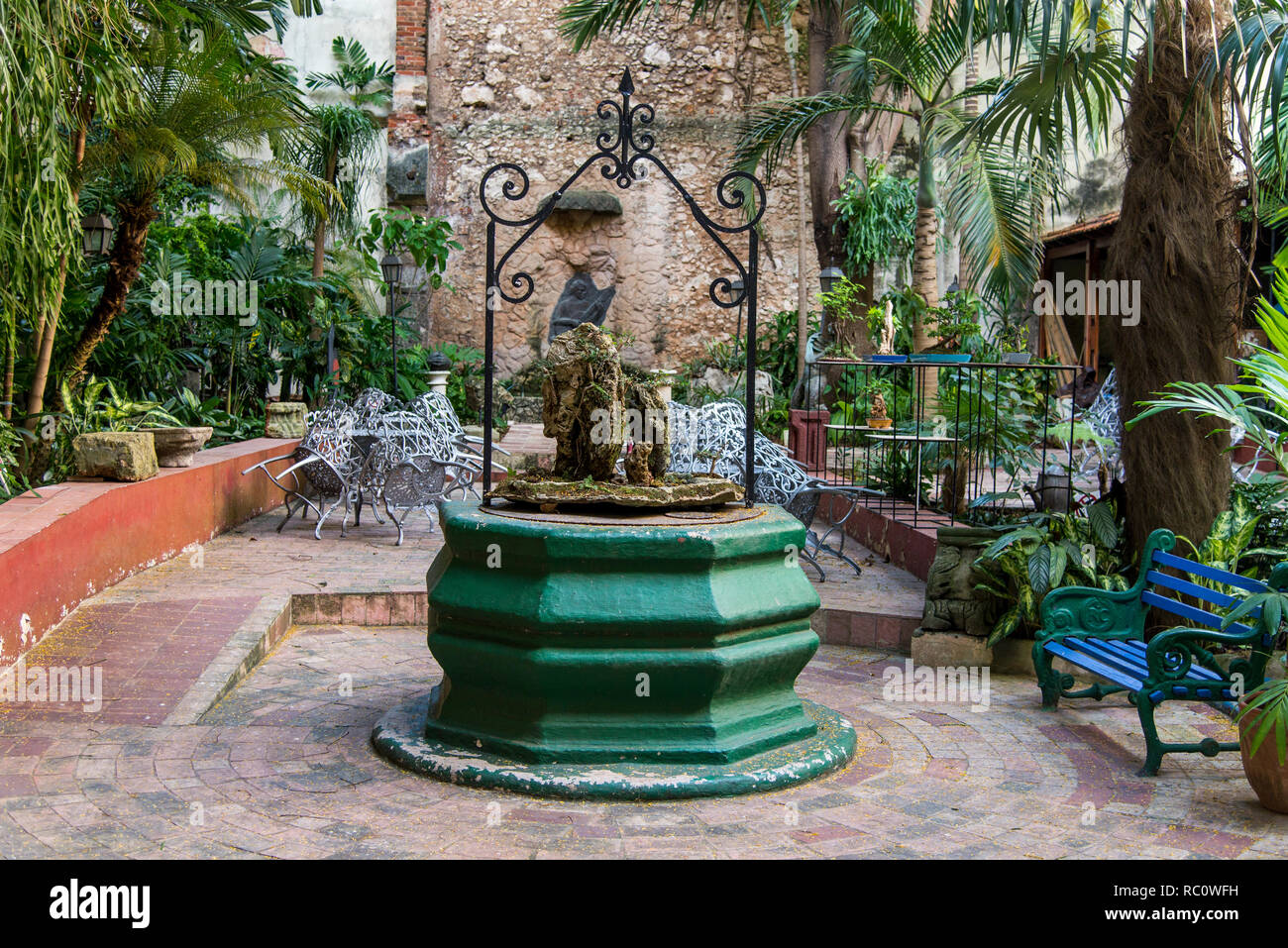 Innenhof des alten Haus im Kolonialstil in Havanna, Kuba. Foto am 30. Oktober 2018, Stockfoto