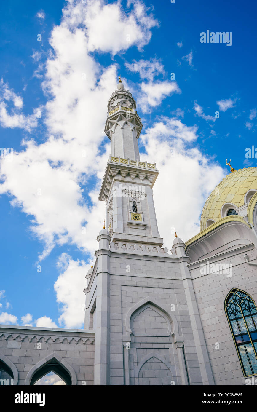 Minarett der Schönen weißen Moschee am sonnigen Tag mit Wolken. Bolghar, Russland. Stockfoto