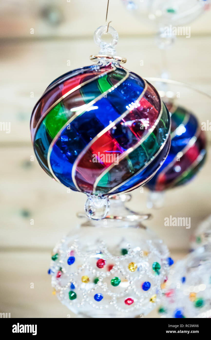 Hand bunte hängenden Christbaumkugeln geblasen. Stockfoto