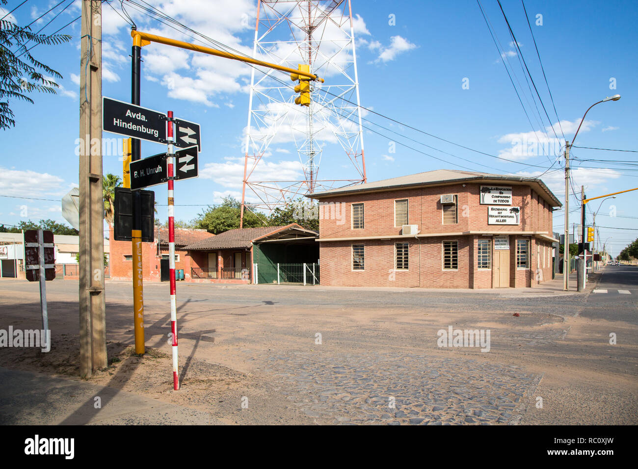 FILADELFIA, PARAGUAY - 15. Juli 2018: Stadtzentrum von Filadelfia, Boqueron Abteilung, Gran Chaco, Paraguay. English mennonitische Kolonie. Ampel ein Stockfoto FILADELFIA, PARAGUAY - 15. Juli 2018: Stadtzentrum von Filadelfia, Boqueron Abteilung, Gran Chaco, Paraguay. English mennonitische Kolonie. Ampel ein Stockfoto