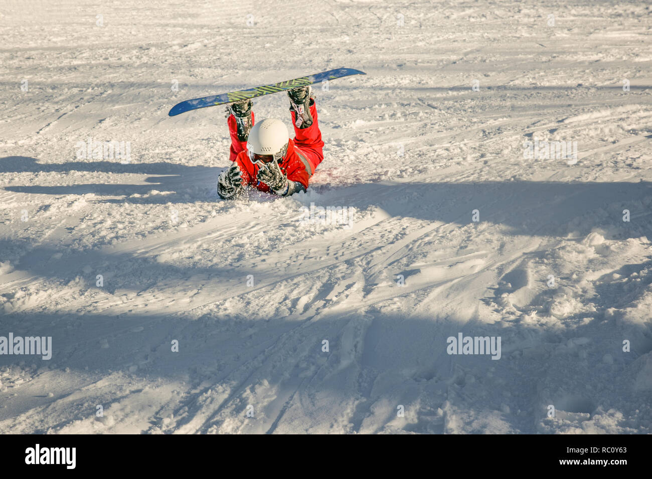 Junge Mädchen auf einem Schnee, Ski Bericht in Kanada, Sie gerade nach unten fallen, nachdem er den Hügel hinunter fahren. Stockfoto