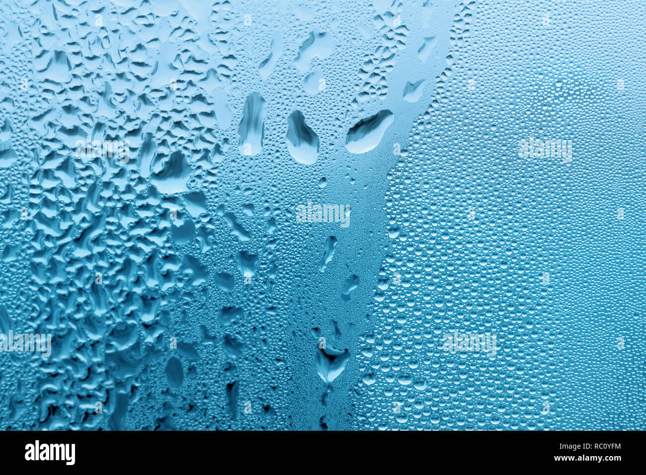 natürliche Wassertropfen große und feine auf Glas Stockfoto