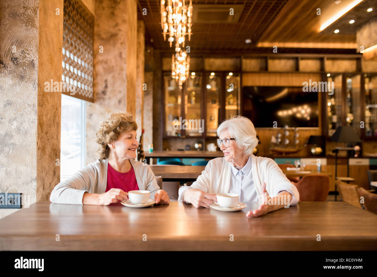Gesprächig Damen im Cafe Stockfoto