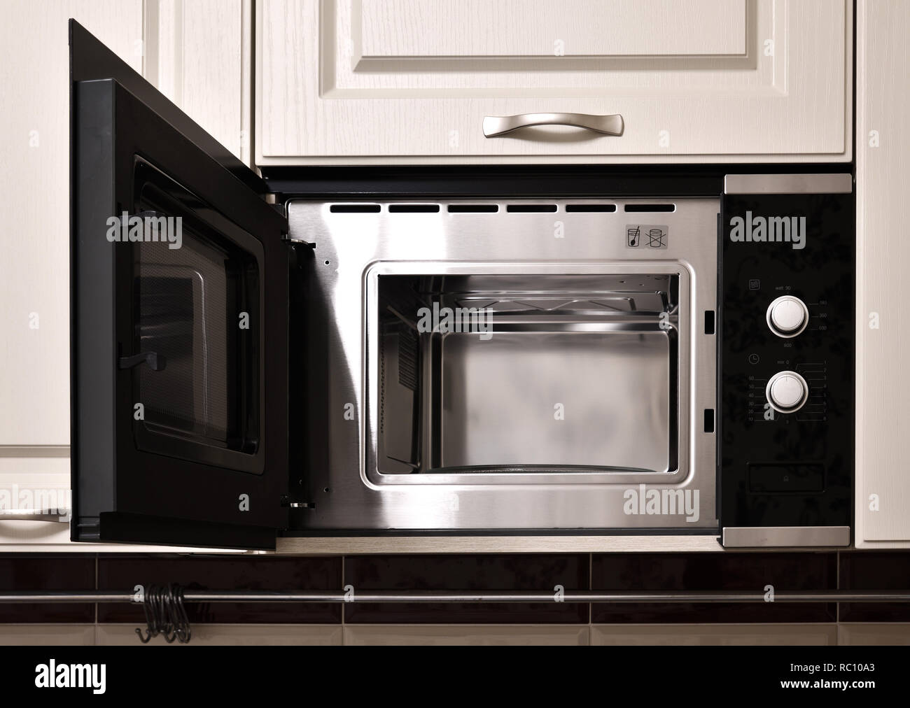 Leere Mikrowelle in der Küche Schrank öffnen Stockfotografie - Alamy