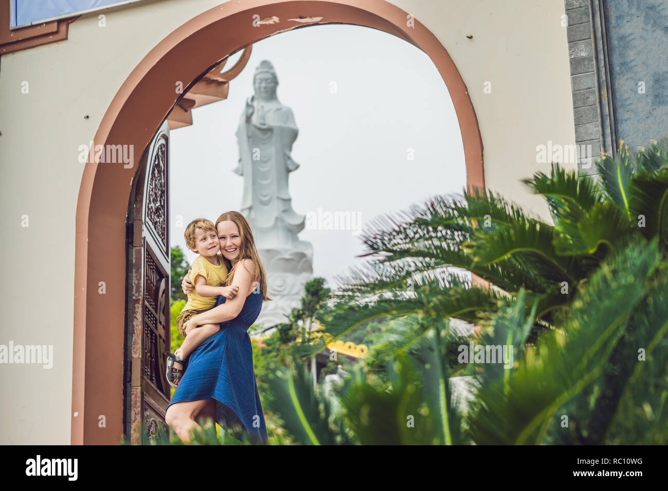 Gerne Touristen Mutter und Sohn in der Pagode. Reisen nach Asien Konzept. Mit einem Baby unterwegs ist. Stockfoto