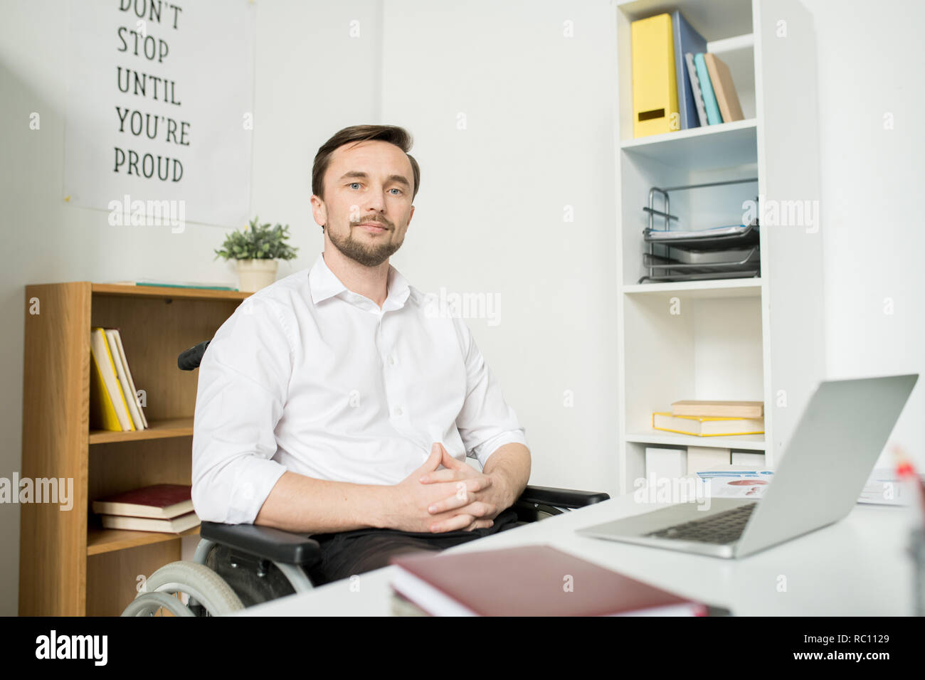 Zuversichtlich deaktiviert Manager im Büro Stockfoto