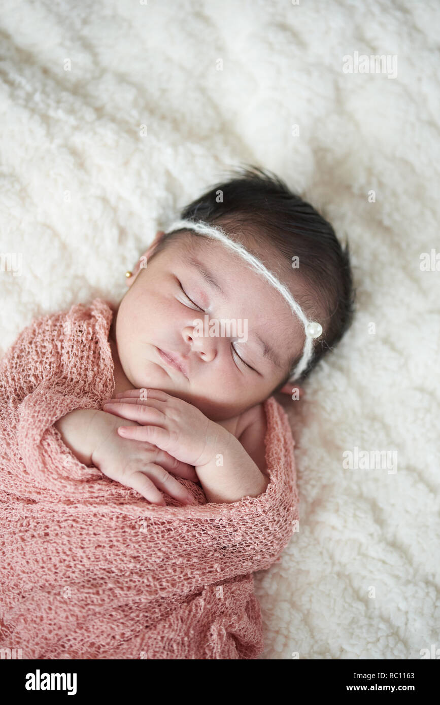 Neugeborene schlafen im Bett auf weichen weißen Decke Stockfoto