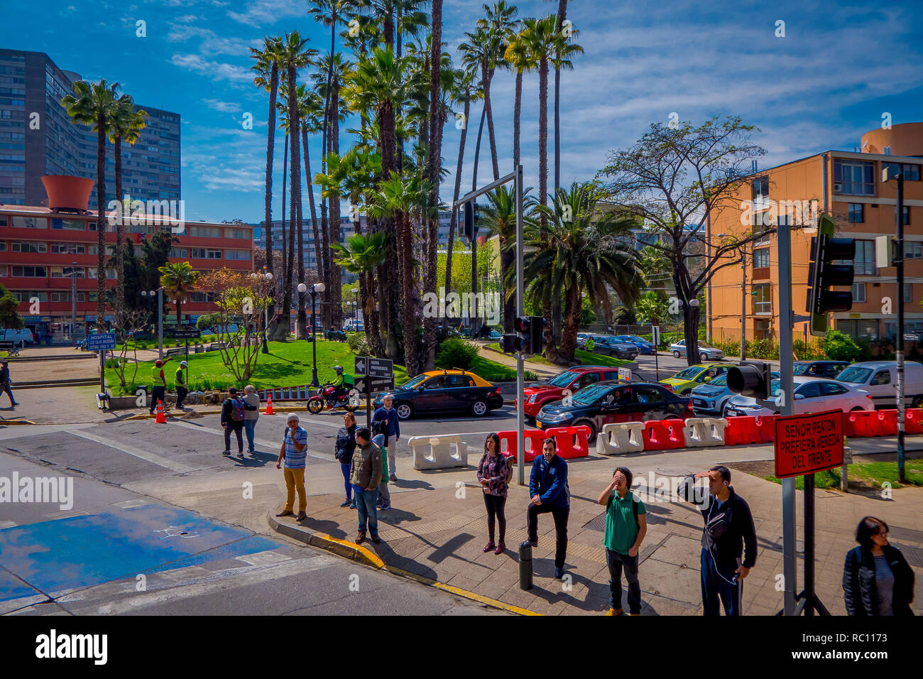 SANTIAGO DE CHILE, CHILE - 16. OKTOBER 2018: Nicht identifizierte Personen über die Fußgängerampel in der Stadt Santiago de Chile Stockfoto