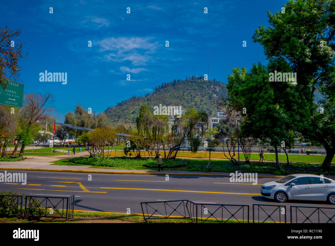 SANTIAGO DE CHILE, CHILE - 16. OKTOBER 2018: Autos auf den Straßen in der Stadt Santiago de Chile in einem wunderschönen sonnigen Tag im Umlauf Stockfoto