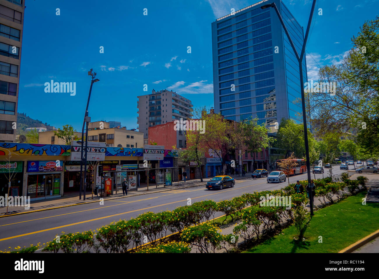 SANTIAGO DE CHILE, CHILE - 16. OKTOBER 2018: Autos auf den Straßen in der Stadt Santiago de Chile in einem wunderschönen sonnigen Tag im Umlauf Stockfoto