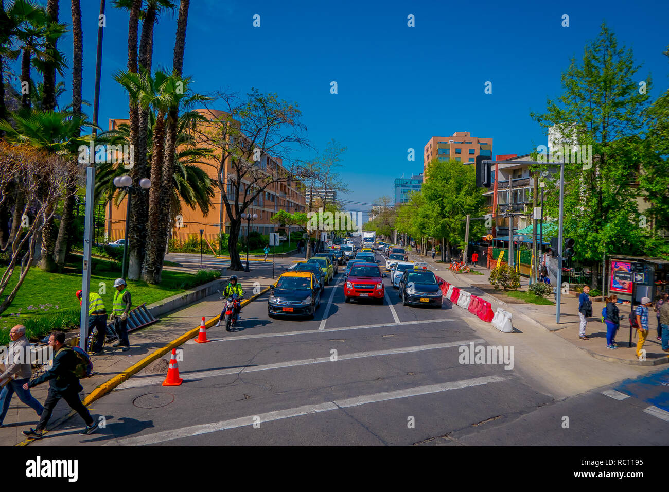 SANTIAGO DE CHILE, CHILE - 16. OKTOBER 2018: Nicht identifizierte Personen über die Fußgängerampel in der Stadt Santiago de Chile in einer wunderschönen sonnigen da Stockfoto