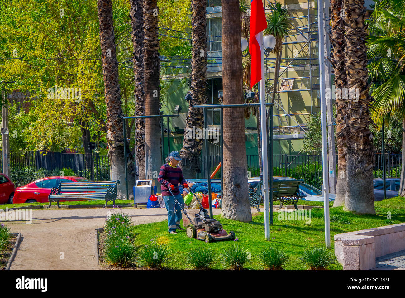 SANTIAGO DE CHILE, CHILE - 16. Oktober 2018: Im freien Blick auf junge Gärtner Mann schneiden das Gras auf einem Park mit einer Maschine, in der Stadt von Santiago de Chile entfernt Stockfoto