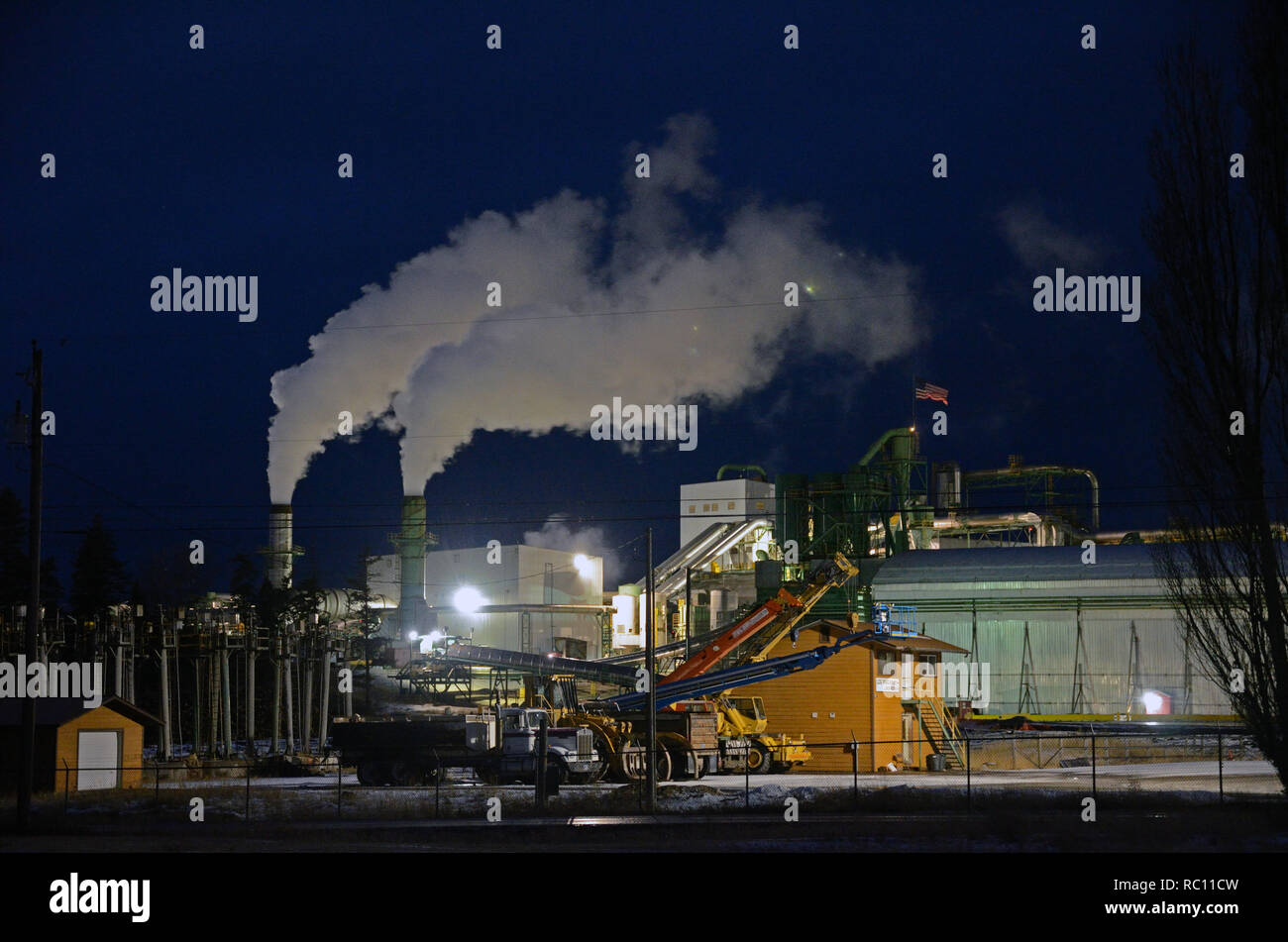 Weyerhauser Holzfaserplatten mit mittlerer Dichte Pflanze in der Nacht in Columbia Falls. Flachkopfgrafschaft, Northwest Montana. Stockfoto