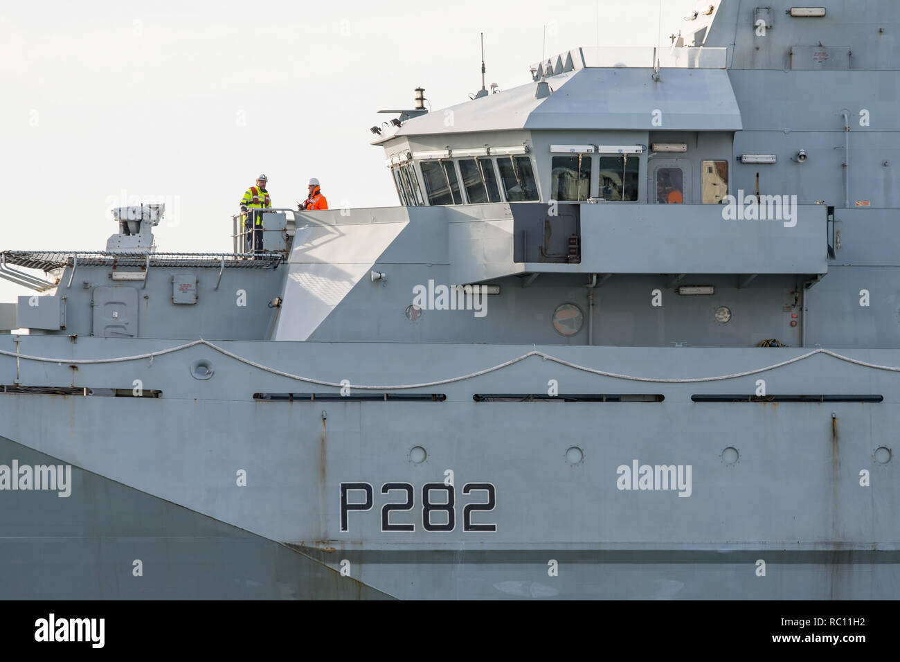 Die britische Royal Navy (Batch 1 Fluss Klasse) Offshore patrol Schiff HMS Severn unter Abschleppen von Portsmouth nach Falmouth, Großbritannien für Anbringen auf 9/1/19. Stockfoto