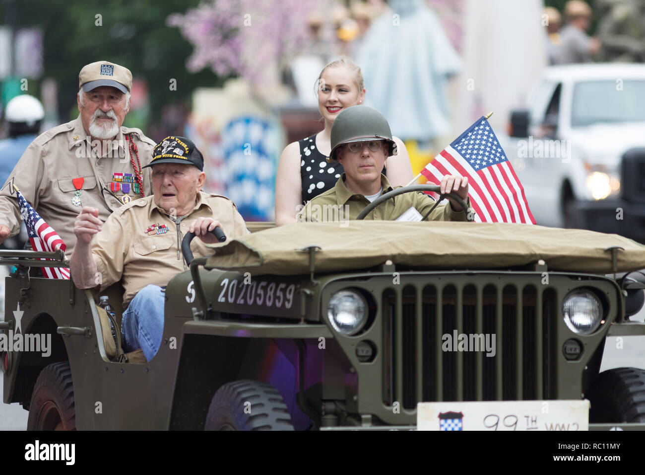 Washington, D.C., USA - 28. Mai 2018: Die National Memorial Day Parade, militärischen Veteranen aus dem Zweiten Weltkrieg, auf Jeeps mit einer Frau mit einem ret angetrieben Stockfoto