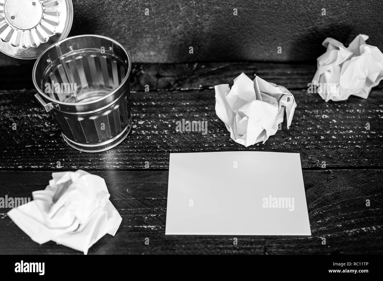 Mülleimer auf dem Schreibtisch Einstellung mit leeren Notepad und Zerknüllte Papier Kugeln, Konzept der Erarbeitung und kämpfen, um Dokumente zu schreiben Stockfoto