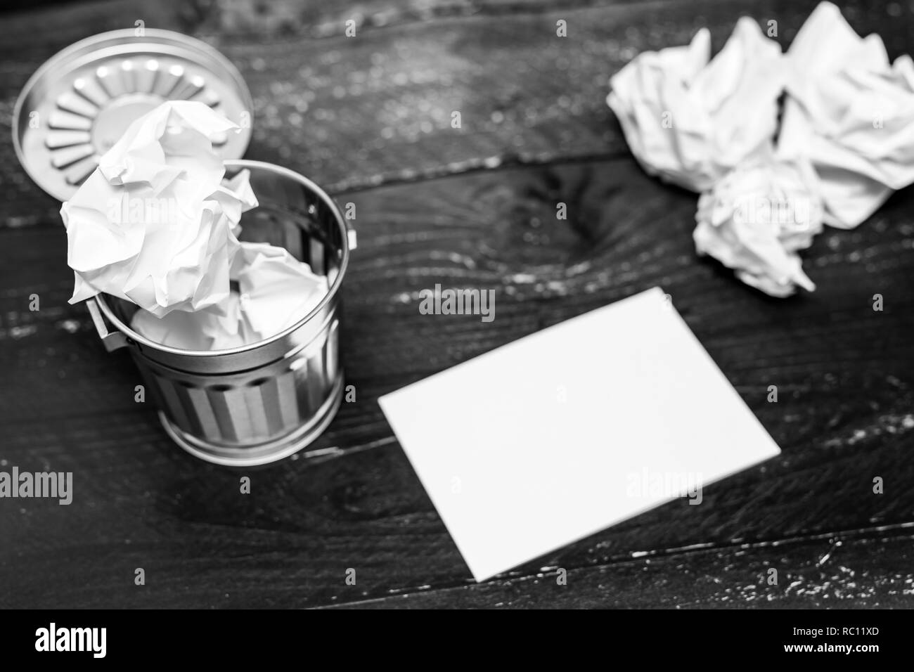 Mülleimer auf dem Schreibtisch Einstellung mit Bleistift Notepad und Zerknüllte Papier Kugeln, Konzept der Erarbeitung und kämpfen, um Dokumente zu schreiben Stockfoto