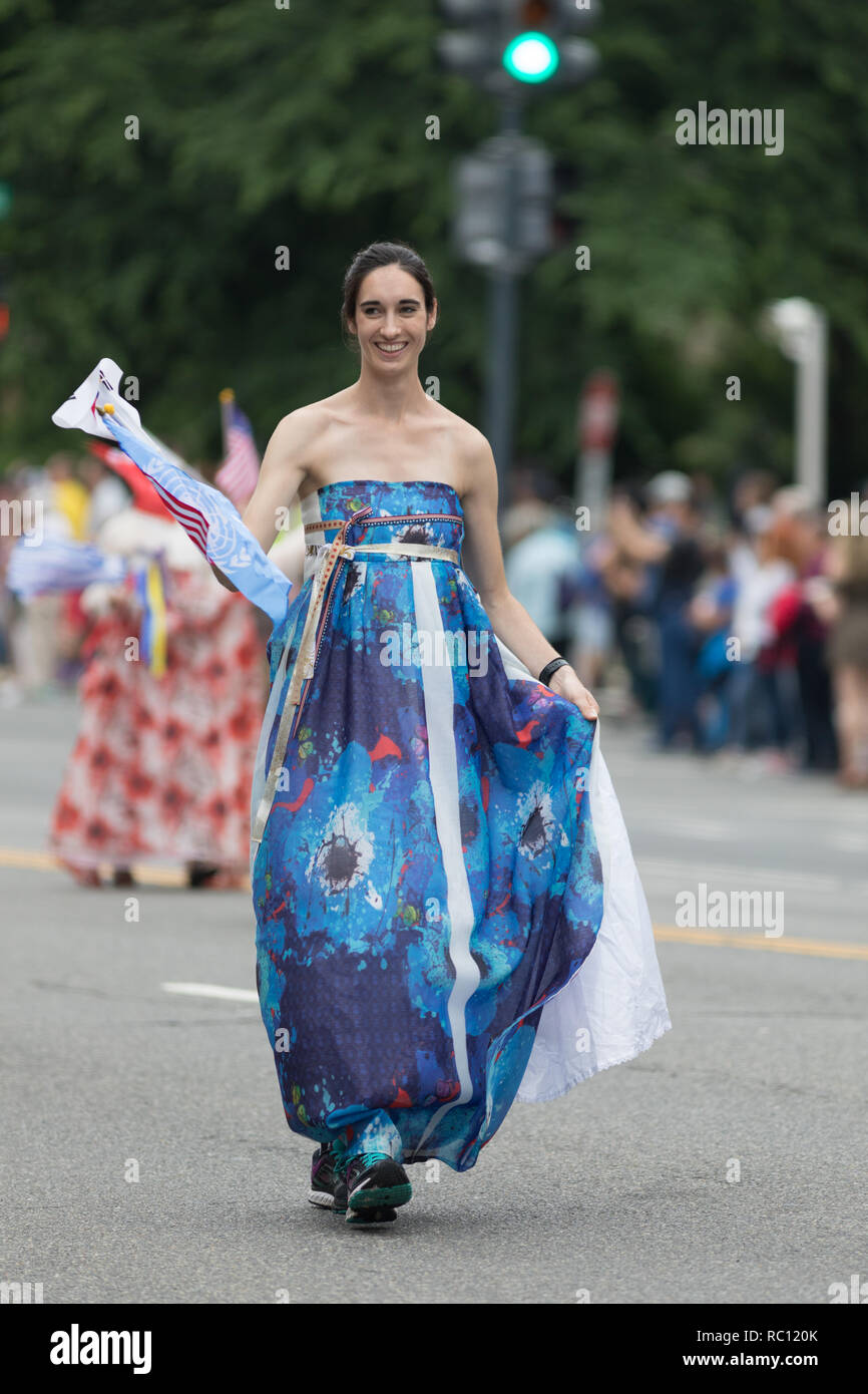 Washington, D.C., USA - 28. Mai 2018: Die National Memorial Day Parade, Koreanische Frauen verkleiden sich in traditioneller Kleidung wehenden Fahnen. Stockfoto