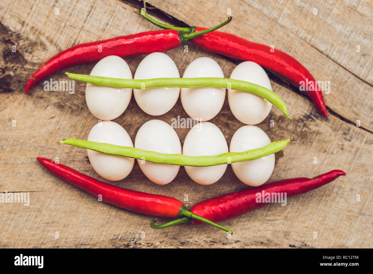 Eier, Paprika, Bohnen und Gurken in der Form der Zähne und breakets. Sorten der kieferorthopädischen Halterung Strebe oder. Stockfoto
