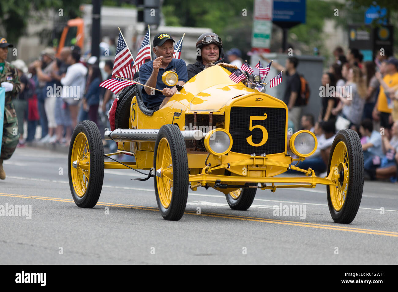 Washington, D.C., USA - 28. Mai 2018: Die National Memorial Day Parade, ein Ford Model T Speedster Fahren auf der Constitution Avenue, mit einer militärischen Tierarzt Stockfoto