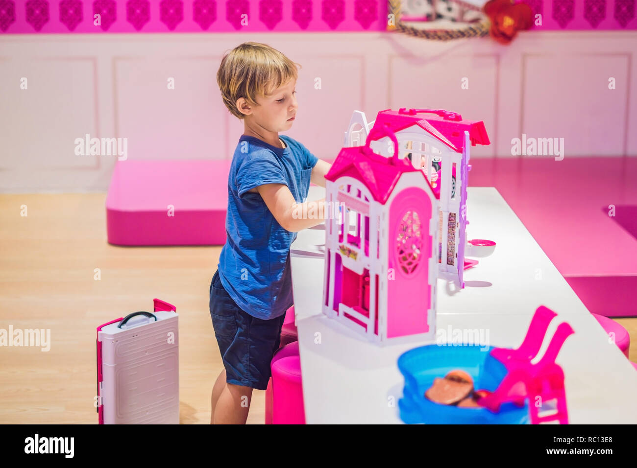 Der Junge Spielt Mit Madchen Spielzeug Und Puppen Stockfotografie Alamy